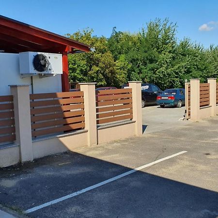 Kék Lagúna Panzió Dombrad Exterior foto
