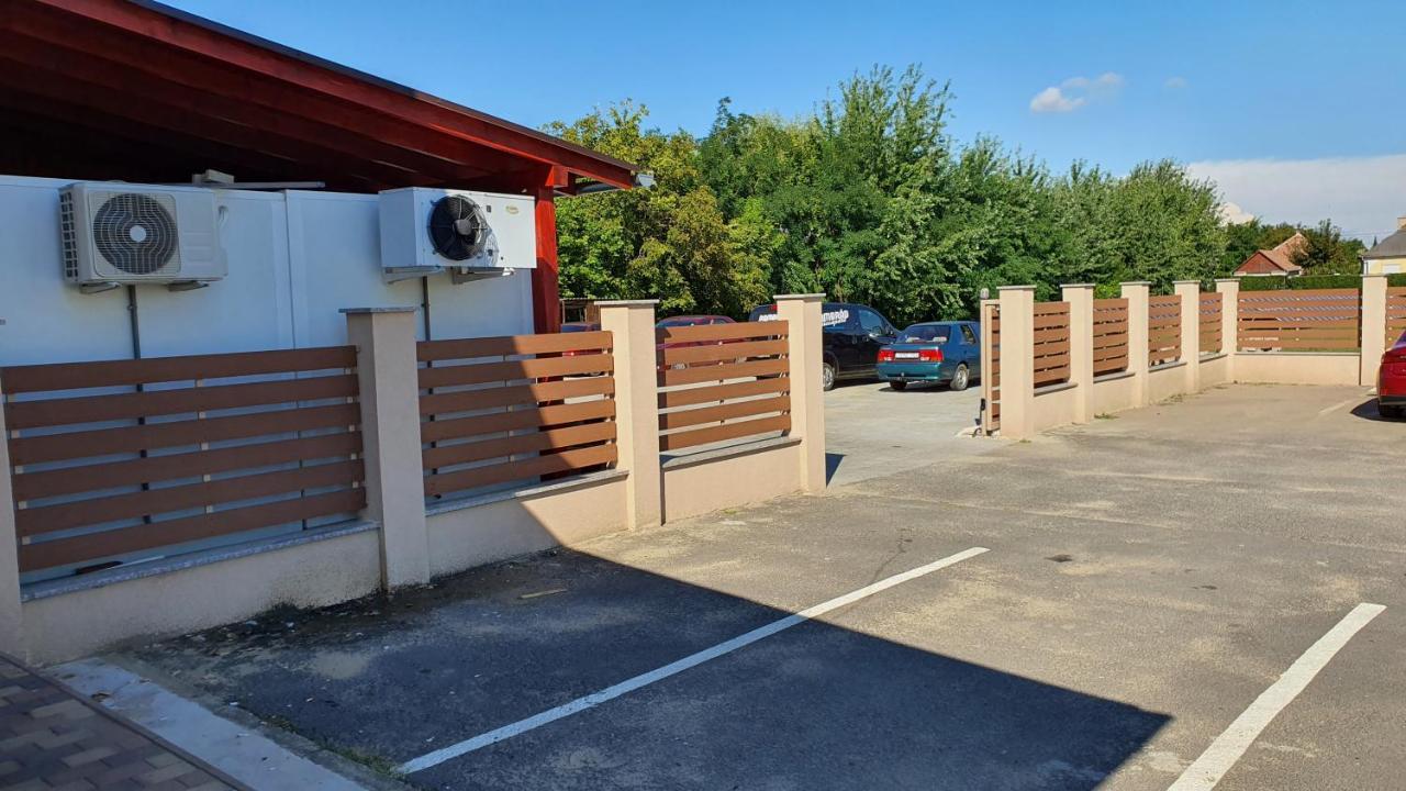 Kék Lagúna Panzió Dombrad Exterior foto