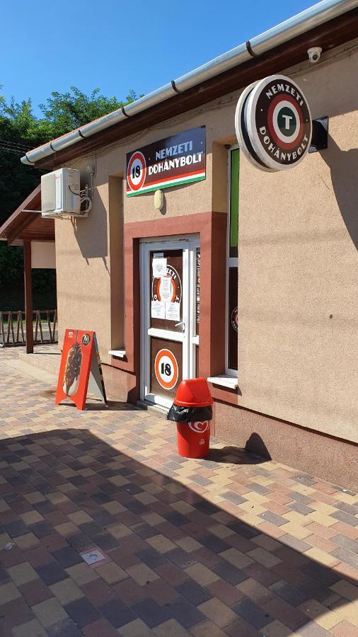 Kék Lagúna Panzió Dombrad Exterior foto